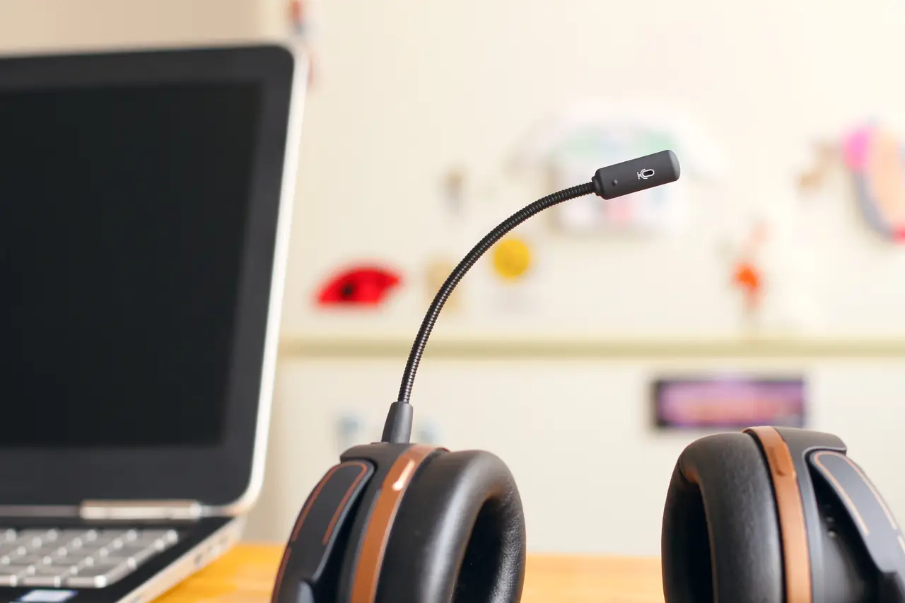 Scrivania con cuffie e computer in un call center