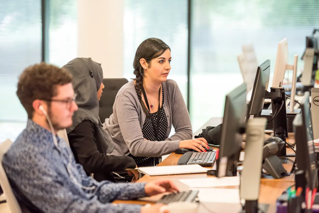 Persone al lavoro davanti ai computer